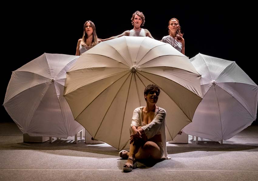 Imagen del evento:Personas rodeadas de paraguas